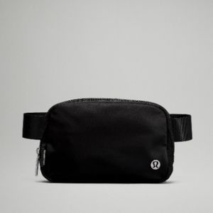 Lululemon Everywhere belt bag